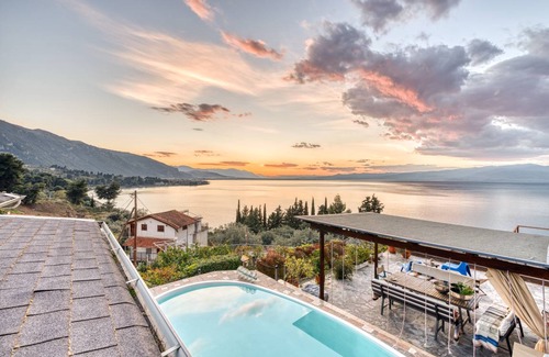 Kamena Vourla Villa | 160 m² Villa ∙ 4 bedrooms ∙ 10 guests