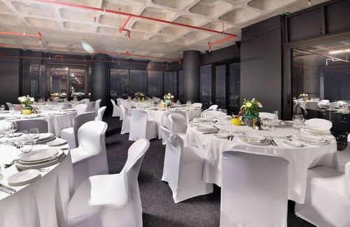 Sandown Hotel | 175 m² Hotel ∙ 3 bedrooms ∙ 127 guests