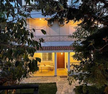 Anavyssos Villa | 180 m² Villa ∙ 4 bedrooms ∙ 9 guests
