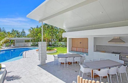 Main Beach Apartment | 1800 m² Serviced apartment ∙ 4 bedrooms ∙ 127 guests