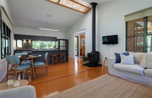 Weyba Downs House | 2 Bedroom Lakehouse (1 Bedroom lockoff) lake views from private deck