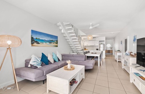 Palm Cove Apartment | 2 Bedroom Oceanfront Penthouse Beach Club