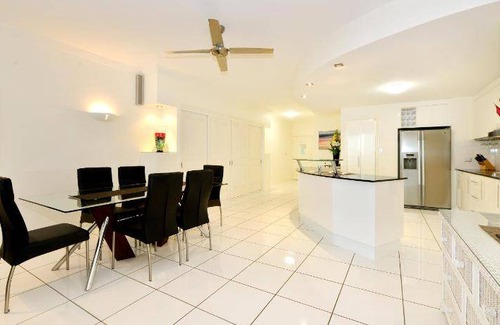 Trinity Beach Apartment | 200 m² Apartment ∙ 3 bedrooms ∙ 127 guests