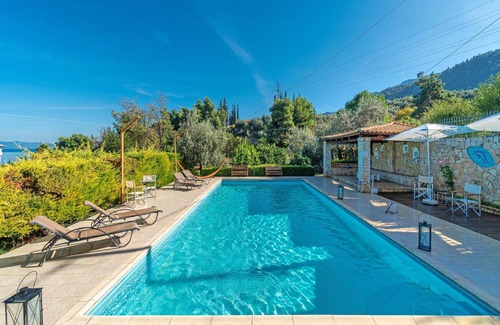 Molos-Agios Konstantinos House | 220 m² House ∙ 7 bedrooms ∙ 14 guests