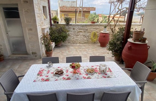 Argyroupoli House | 250 m² House ∙ 3 bedrooms ∙ 8 guests