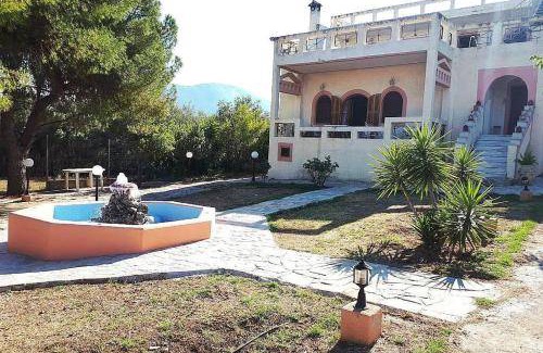 Chalcis Villa | 250 m² Villa ∙ 5 bedrooms ∙ 14 guests