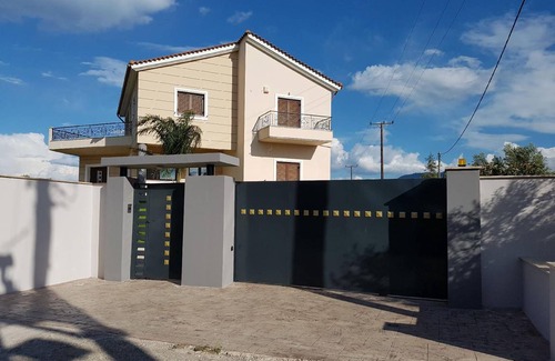 Aigialeia House | 270 m² House ∙ 4 bedrooms ∙ 8 guests