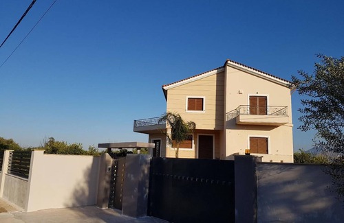 Aigialeia House | 270 m² House ∙ 4 bedrooms ∙ 8 guests