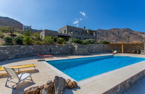 Serifos Villa | 290 m² Villa ∙ 6 bedrooms ∙ 11 guests