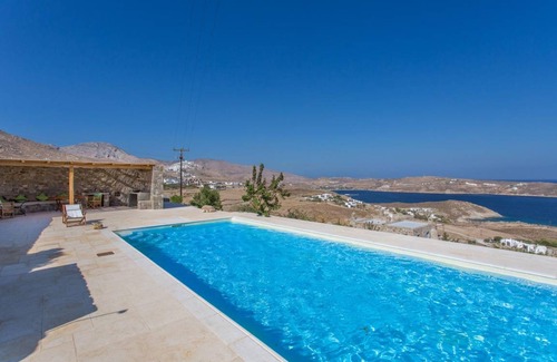 Serifos Villa | 290 m² Villa ∙ 6 bedrooms ∙ 11 guests
