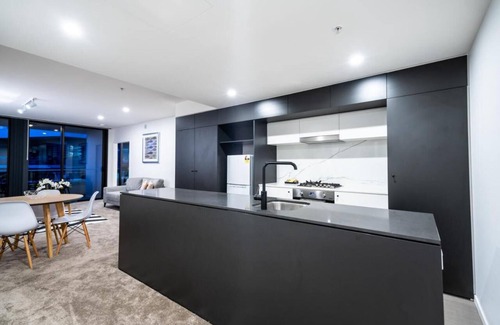 South Brisbane Hotel | 2BR City View Service Apt w Balcony @ Premier Lifestyle South Bank Brisbane