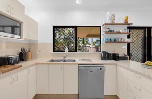 Clifton Beach House | 3-Bed Family Home with Pool & BBQ by the Beach
