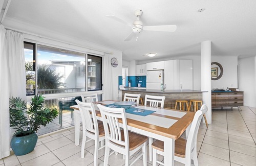 Sunshine Coast Apartment | 3 Bedroom Oceanview at The Surfside Resort