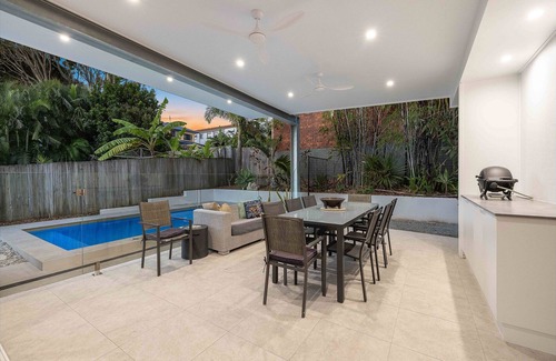 Moffat Beach House | 3 Minute Walk: cafes, brewery, park, beach, pool, a/c, Moffat Beach House