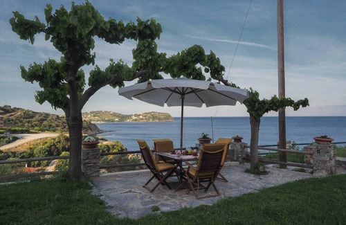 Agii Apostoli House | 300 m² House ∙ 5 bedrooms ∙ 11 guests