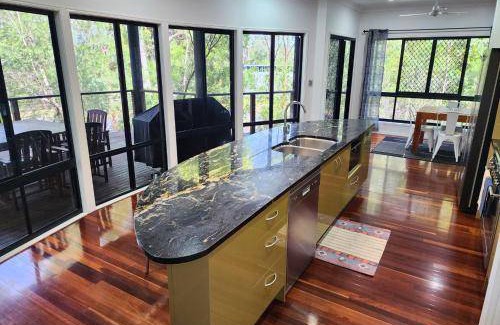 Kingfisher Bay House | 300 m² House ∙ 4 bedrooms ∙ 12 guests