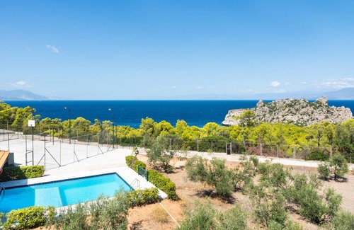Loutraki-Agioi Theodoroi Villa | 320 m² Villa ∙ 5 bedrooms ∙ 14 guests