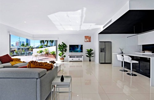Broadbeach Waters House | 374 m² House ∙ 5 bedrooms ∙ 14 guests