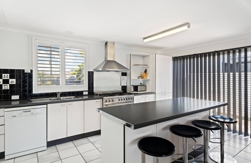 Mooloolaba House | 4 bedroom home on canal