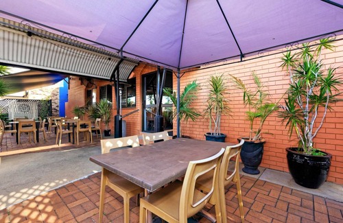 Bundaberg West Hotel | 45 m² Motel ∙ 3 bedrooms ∙ 10 guests