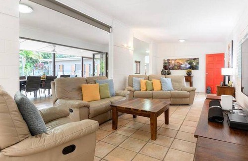 Palm Cove Villa | 450 m² Villa ∙ 8 bedrooms ∙ 16 guests