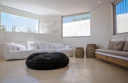 Saronikos Villa | 470 m² Villa ∙ 8 bedrooms ∙ 16 guests