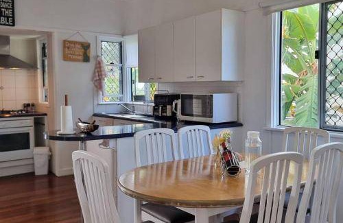 Coopers Plains House | 653 m² House ∙ 3 bedrooms ∙ 6 guests