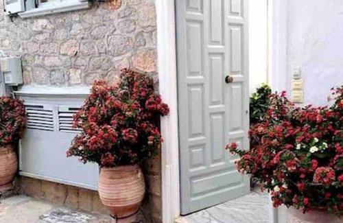 Hydra Apartment | 70 m² Apartment ∙ 2 bedrooms ∙ 4 guests