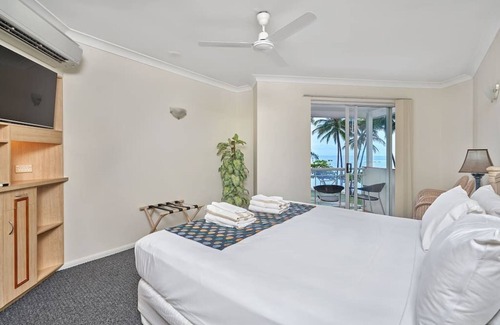 Palm Cove Apartment | Alassio Beachfront Apartment 302