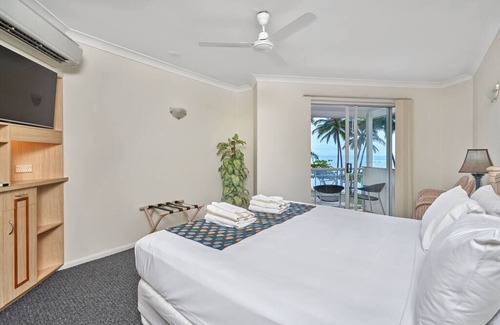 Palm Cove Apartment | Alassio Beachfront Spa Suite 302-2