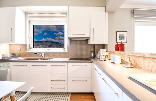 Alimos Apartment | Alimos Luxury 3 Bd Apt w Stunning Acropolis Views