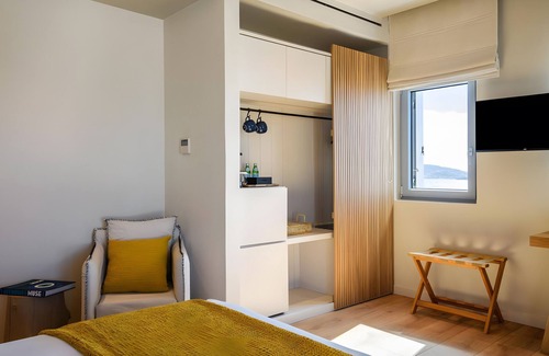 Agios Stefanos House | Apartment 'Comfort Room' with Mountain View, Wi-Fi and Air Conditioning