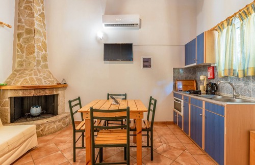 Astros Apartment | Apartment 'Maisonette with Private Patio 3' with Mountain View, Wi-Fi and Air Conditioning