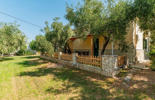 Paralio Astros Apartment | Apartment 'Maisonette with Private Patio 5' with Mountain View, Wi-Fi and Air Conditioning