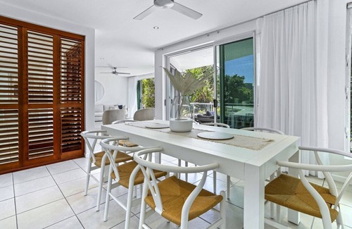 Castaways Beach House | Barefoot Beach Abode, Castaways Beach