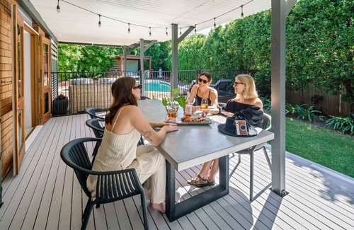 Battery Hill House | Battery Hill Pet-Friendly Poolside Paradise