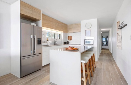Surfers Paradise Apartment | Beachfront Retreat w/Ocean views and Beach Access