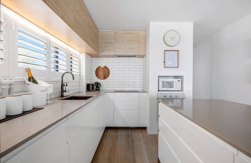 Surfers Paradise Apartment | Beachfront Retreat w/Ocean views and Beach Access