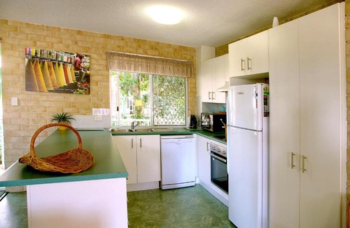 Mooloolaba Apartment | Beachside 2 - 3 Bedroom Budget Apartment only one block from Mooloolaba Beach!