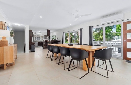 Clifton Beach Apartment | Beautiful Beachfront Holiday Home in Clifton Beach