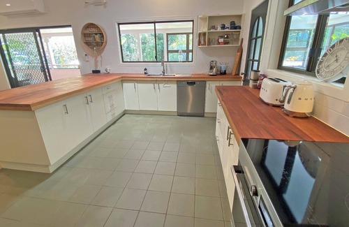 Amity Point House | Beautiful Large Home with Beach Access