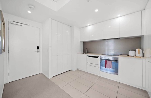 Bowen Hills Apartment | Belise - Executive 14th Floor Apt for 2 plus parking