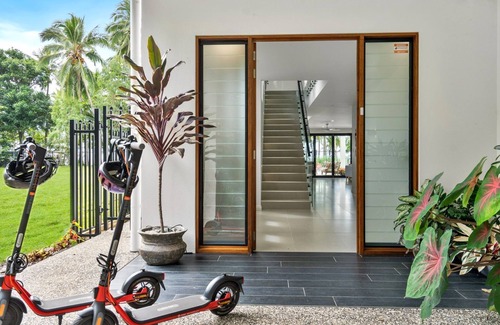 Palm Cove House | Belle Escapes Beach Manor