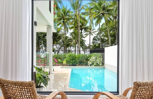 Palm Cove House | Belle Escapes Beach Manor
