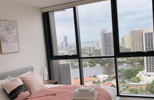 Surfers Paradise Apartment | Brilliant Home to SurferParadise@RiverView+Parking