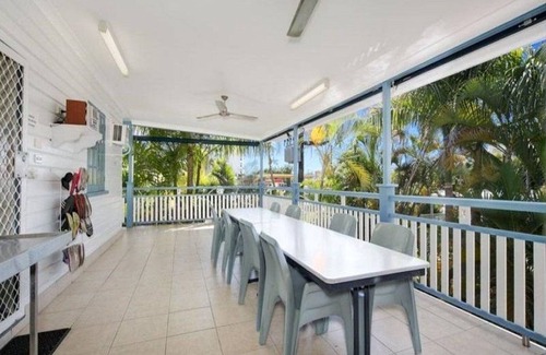 Cairns North Apartment | Budget Group Stay, 5 BR in 2nd floor Queenslander