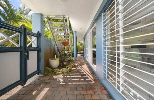 Cairns North Apartment | Budget Group Stay, 5 BR in 2nd floor Queenslander