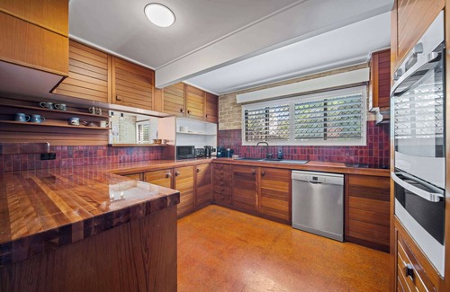 Moreton Bay Region House | Caloundra Retro Beach House in Front of Ocean