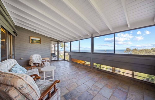 Moreton Bay Region House | Caloundra Retro Beach House in Front of Ocean