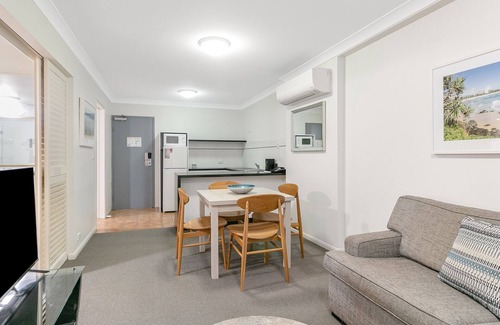 Coolangatta Apartment | Calypso Plaza Resort Unit 306 Beachfront location in central Coolangatta with ocean glimpses